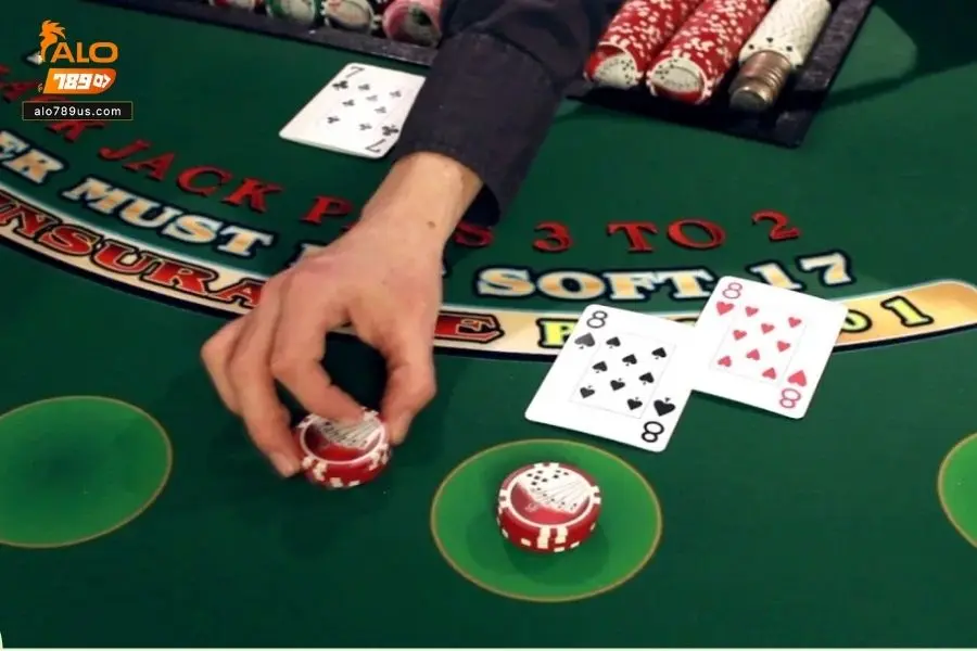 Trong bài blackjack mỗi người được chia 2 lá bài tẩy